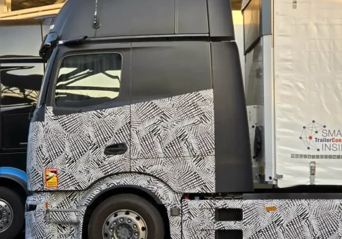 Actros z wydłużoną sypialnią na testach we Francji – zagadkowy widok na parkingu