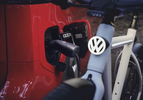 Volkswagen w świecie e‑bike’ów z radarami i kamerami cofania za 4 tys. funtów. Okulary z wyświetlaczem HUD w opcji!