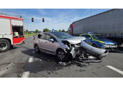 Zderzenie dwóch pojazdów na DK-11 w Budzyniu. Jedna osoba w szpitalu