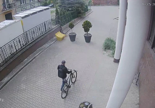 Najpierw przyczajka, potem kradzież rowerów. Rozpoznajesz tego mężczyznę w sile wieku?