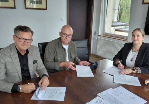 Nowe wodomierze i nowa droga w gminie Moszczenica. Wójt podpisał ważne umowy!