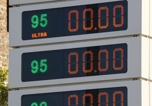Paliwo najpierw dla budżetówki, Krymu i Królewca. Zwykli Rosjanie poczekają