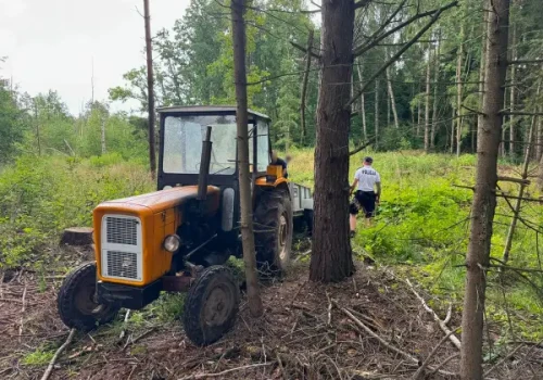 Ciągnik w lesie i kradzież drewna. Efekty działań „Bezpieczny wypoczynek w lesie”