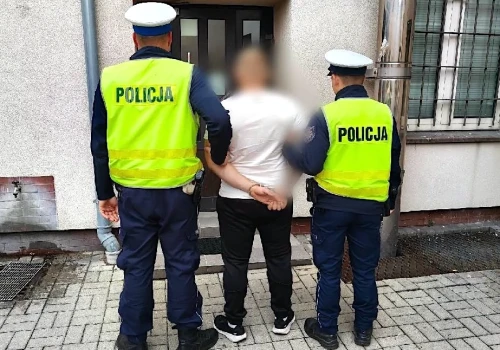 31-latek z Koła zatrzymany. Jechał mimo dożywotniego zakazu, w domu miał narkotyki