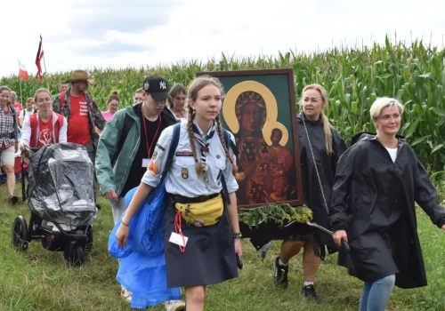 Ruszają piesze pielgrzymki na Jasną Górę. Jak przygotować organizm i co spakować do apteczki?
