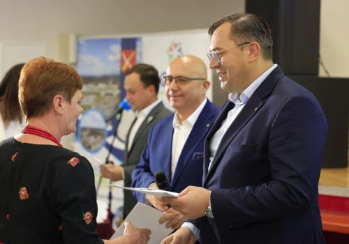 Aktywna Wieś. Blisko milion złotych dla wsi Podkarpacia. Minister rolnictwa i poseł Dziedzic rozdali promesy w Trzcianie