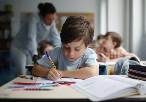 Koniec z dodatkowymi opłatami? Rząd szykuje ważną zmianę dla szkół