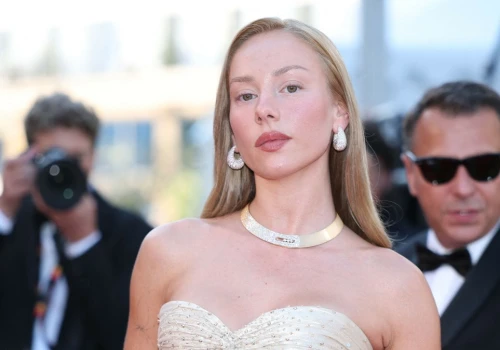 Dziewczyna Mbappe zachwyca eleganckim stylem. To nowa ikona mody?