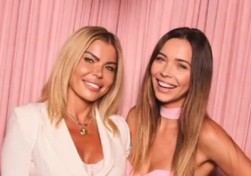 To jest mama Sandry Kubickiej! Strój, jak nastoletnia Britney Spears. Ale laska