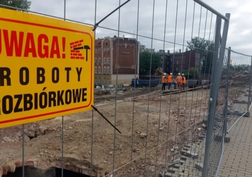 Postępuje rozbiórka wiaduktu w Szopienicach. Piesi znów przejdą ul. Lwowską