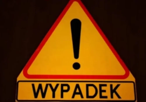 Opel uderzył w drzewo w Ciechanowie. Kierowca zasłabł?