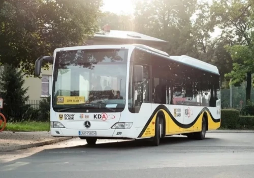 Autobusy kolejowe coraz popularniejsze. Koleje Dolnośląskie notują ogromny wzrost podróżnych