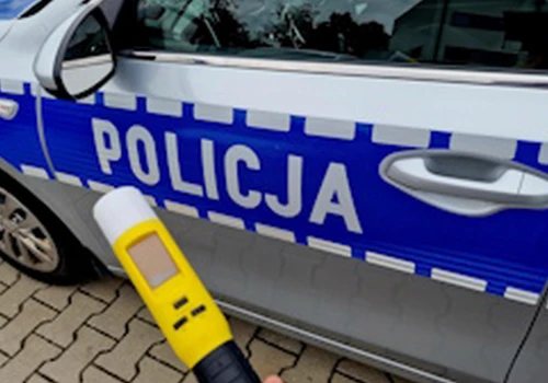 Pijany motorowerzysta spowodował kolizję. Miał blisko 3 promile a to nie jedyne jego problemy.