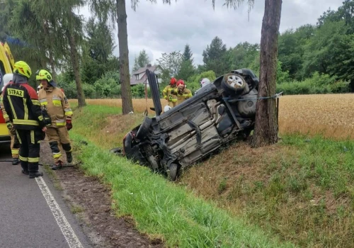 Audi zderzyło się z mercedesem i dachowało. Znajdujący się w aucie mężczyźni mieli po blisko 3 promile