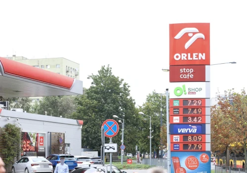 Tankowanie u Skolima tańsze o 60 groszy. Rząd reaguje na ceny paliw