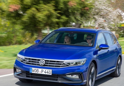 Pięć najlepszych używanych aut na długie trasy. Jest Passat, ale też Toyota