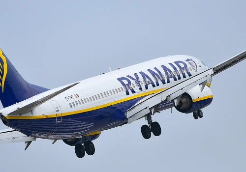 Pasażera wyssało przez okno samolotu Ryanair. Ekspert tłumaczy, co mogło się stać