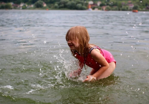 Wakacje nie zwalniają z wychowania. Na plaży widać, że dzieci wchodzą rodzicom na głowę