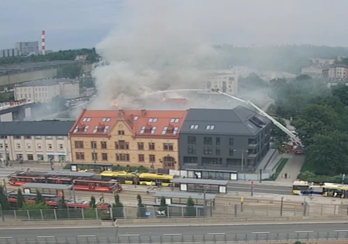 W Chorzowie płonie dawny bank. Strażacy walczą z ogniem