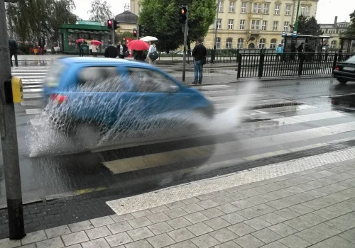 Jedna kałuża może zakończyć jazdę. Mało kto wie, dlaczego