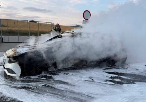 Płonący samochód na S3. Droga niedaleko granicy zablokowana