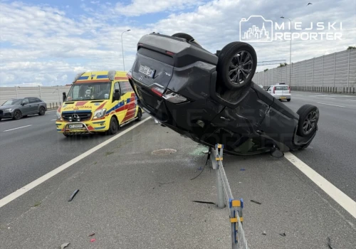 Toyota dachowała na zjeździe z węzła Konotopa na S2. W środku była kobieta z psem