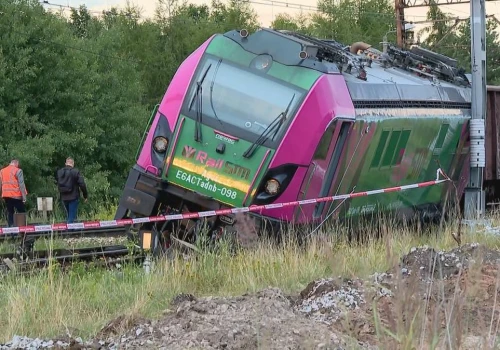 Groźny incydent na kolei. Z torów wypadła lokomotywa pociągu towarowego