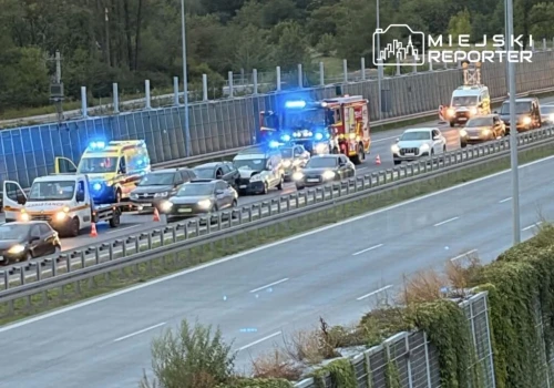 Wypadek na S2 w kierunku Terespola. Na miejscu liczne służby. Dwie osoby w szpitalu