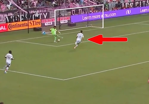 Kuriozalny gol w debiucie Lewandowskiego. Wywarł presję i padł samobój