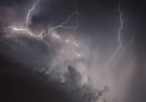 Alerty IMGW dla większości kraju. Nadciągają burze, ulewy i grad
