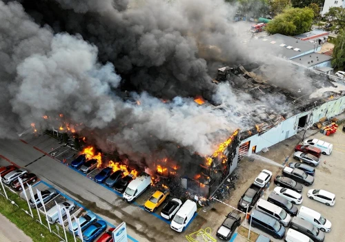 Kłęby dymu nad Warszawą. Duży pożar salonu samochodowego