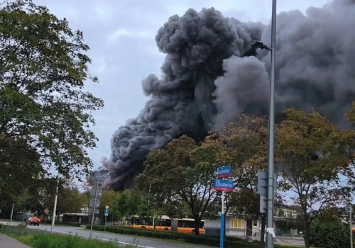 Potężny pożar na warszawskim Targówku. Płoną znane salony samochodowe