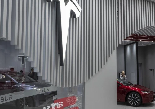 Tesla zwiększa wydatki na AI kosztem zysków. Musk stawia na robotaxi i Optimusa