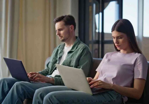 Siedzicie obok siebie, a jednak osobno. Tak praca wchodzi między partnerów