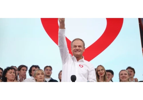 Donald Tusk w 2023 roku był jak akwizytor szczepionki na zło i biedę