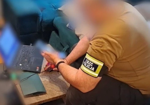 Najmłodszy cyberprzestępca miał zaledwie 12 lat. Policja weszła do domów nastolatków