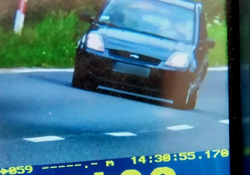 ZĄBKOWICE ŚLĄSKIE. Jechał o 52 km/h za szybko w terenie zabudowanym. Stracił prawo jazdy