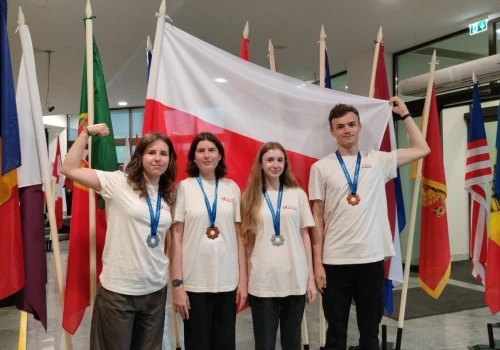 Medale dla polskich uczniów na Międzynarodowej Olimpiadzie Biologicznej oraz Środkowoeuropejskiej Olimpiadzie Informatycznej. Gratulujemy!