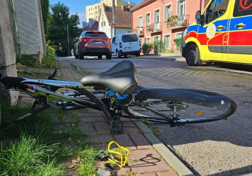 Rowerowy popis 12-latka zakończył się przyjazdem karetki. Ucierpiała 63-latka