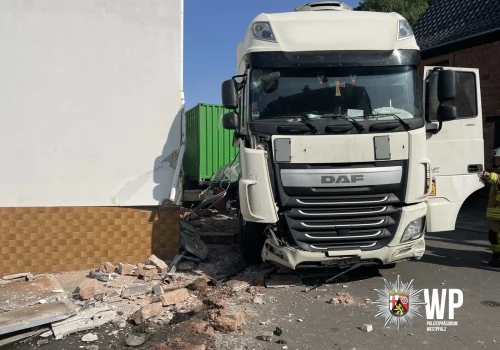 3,4 promila, zestaw z naczepą i wąska uliczka – DAF XF wjechał z dom mieszkalny