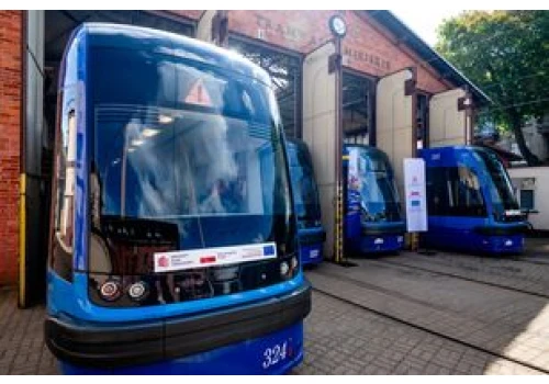 Toruń. Na tory wyjadą kolejne nowe tramwaje. PESA dostarczy cztery Swingi