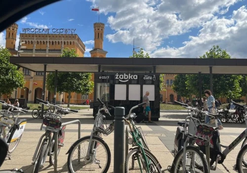 We Wrocławiu powstała najmniejsza Żabka w Polsce. Zakupy jak niegdyś w kiosku