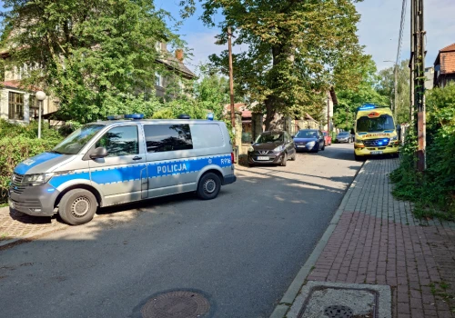 Kobieta krzyczała, że dusi się w mieszkaniu! Wysłano wszystkie służby