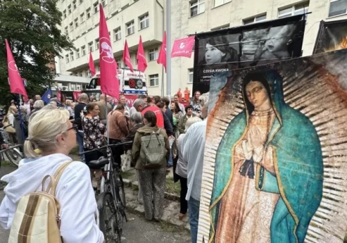Dzwonią do szpitala, grożą i wyzywają. Prolajferzy 