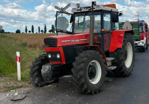 Pociąg zderzył się z traktorem. Jedna osoba poszkodowana