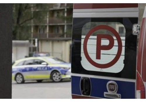 Uciekł przed policją do lasu. Tam zaczaił się z nożem