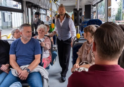 Aktorzy i publiczność w jednym pojeździe. Nietypowe wydarzenie na ulicach Chojnic