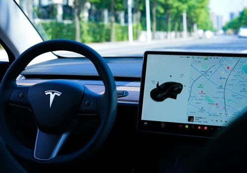 Tesla oddaje ster sztucznej inteligencji. Grok trafia do polskich aut
