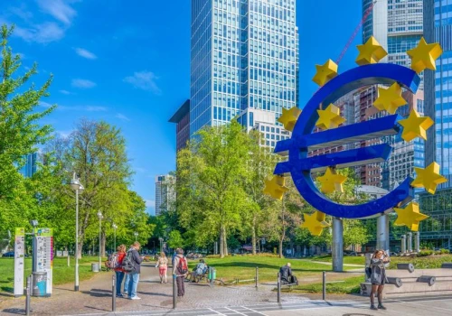 EBC utrzymał stopy procentowe. Droga ropa i gaz jeszcze nie straszą bankierów