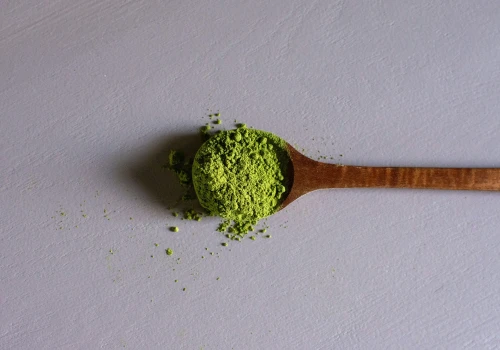 Matcha przestała być niszowym rytuałem. Trafia do sieciówek, dostaw i codziennego menu